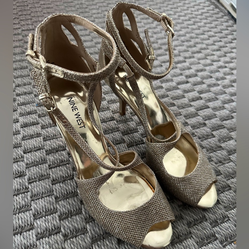 Nine West Sz 7.5 Gold Heels Excellent Condition